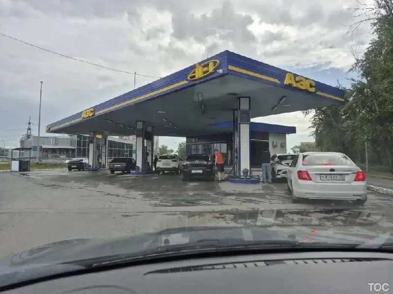 Из‑за сообщений о пожаре на нефтеперерабатывающем заводе водители выстроились в очереди за бензином, хотя сети АЗС утверждают, что ограничений на продажу топлива нет.