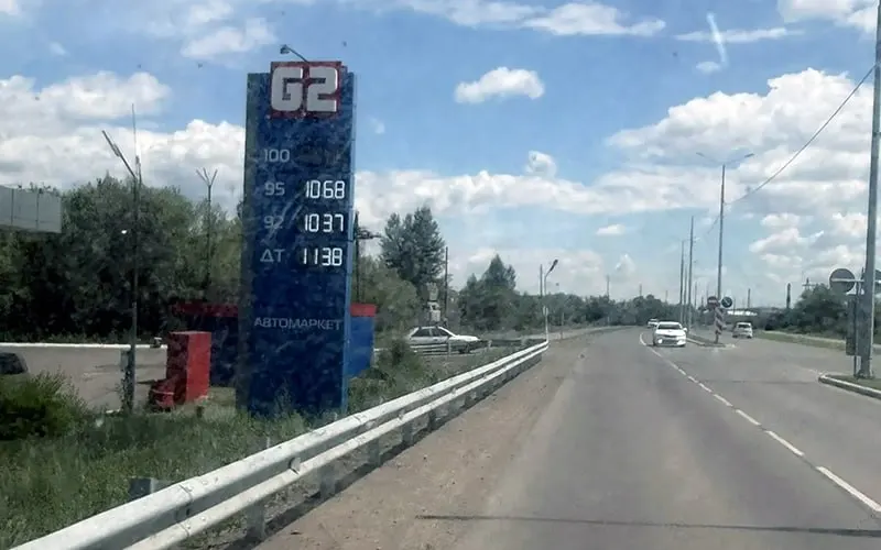 В ряде сибирских регионов розничные цены на бензин подскочили: в Туве литр перевалил за 100 руб., в отдельных АЗС — до 130–140 руб. Власти связывают рост с логистикой и сокращением оптовых объёмов продаж.