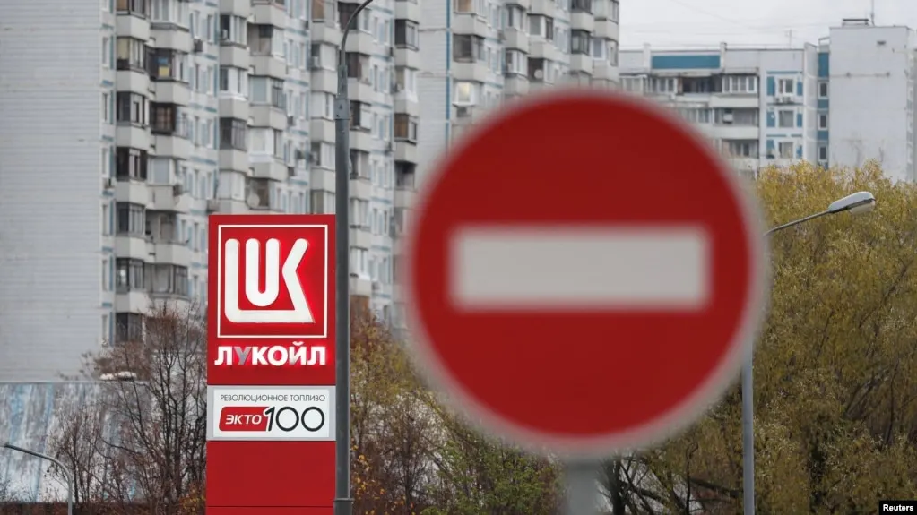 Ряд сетей заправочных станций ограничил продажу бензина и дизеля в одни руки — от 50 до 150 литров в зависимости от сети и региона. Ограничения связаны с перебоями в поставках и текущей рыночной ситуацией.