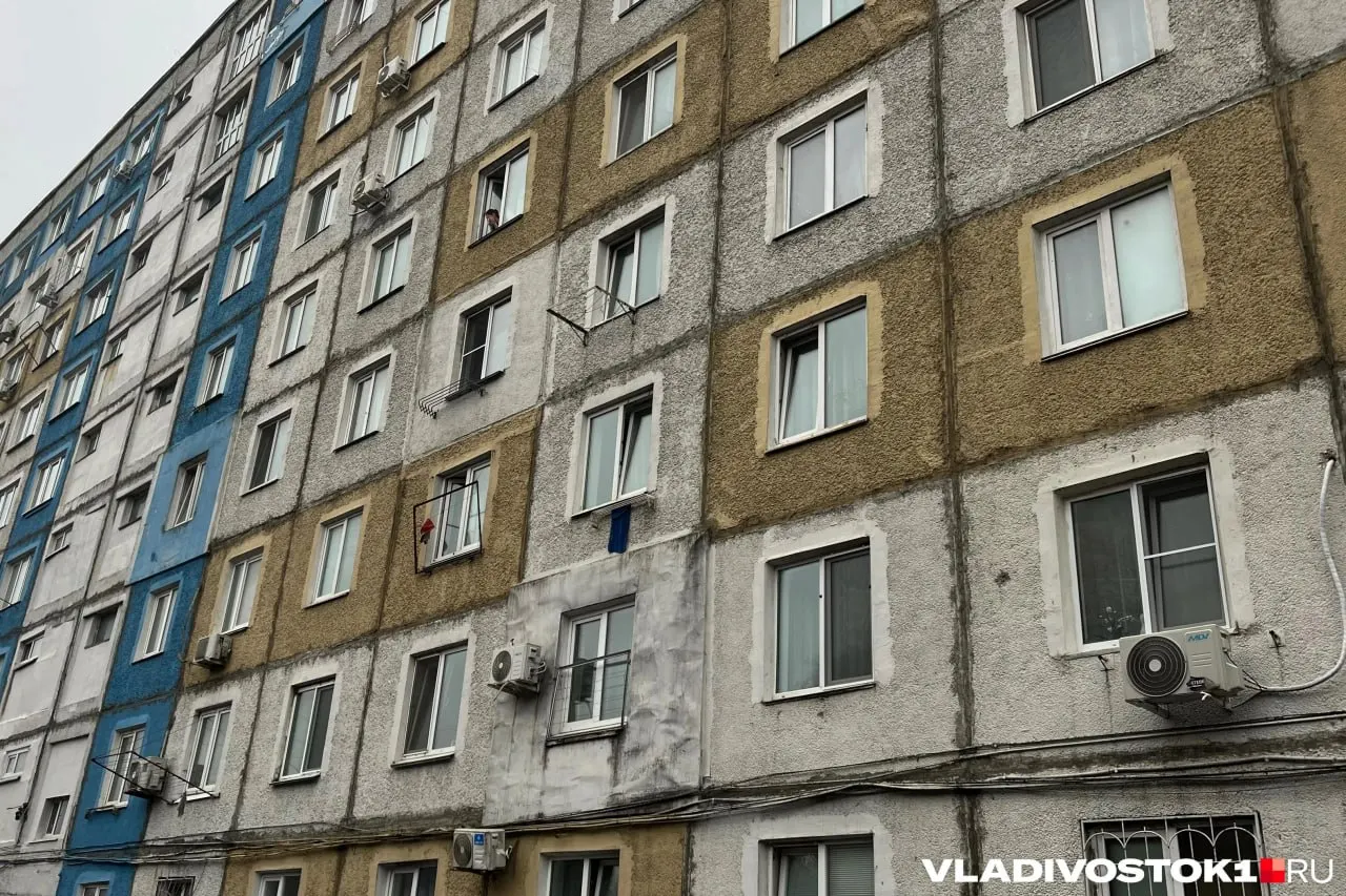Предложение квартир для долгосрочной аренды резко выросло: новостройки составляют основную долю прироста, гостинки теряют спрос, а конкуренция и падение цен влияют на поведение арендодателей и арендаторов.