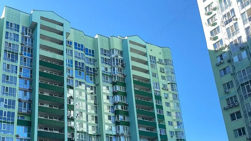 Средняя цена квартиры в новостройках в Саратове упала на 0,8% — до 6,4 млн рублей; по стране снижение составило 0,1% — до 8,3 млн.