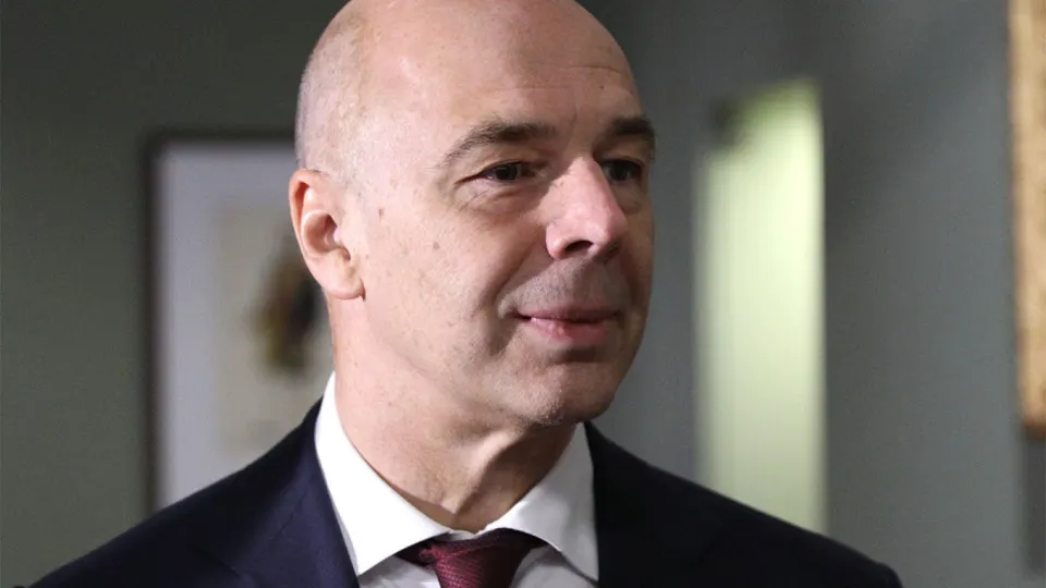 Минфин заявил, что отдельного фонда не планируется: затраты на системы защиты от беспилотников компании должны нести самостоятельно; часть расходов можно включать в себестоимость. Между тем атаки на НПЗ резко выросли, что уже снизило переработку и подняло цены на бензин.