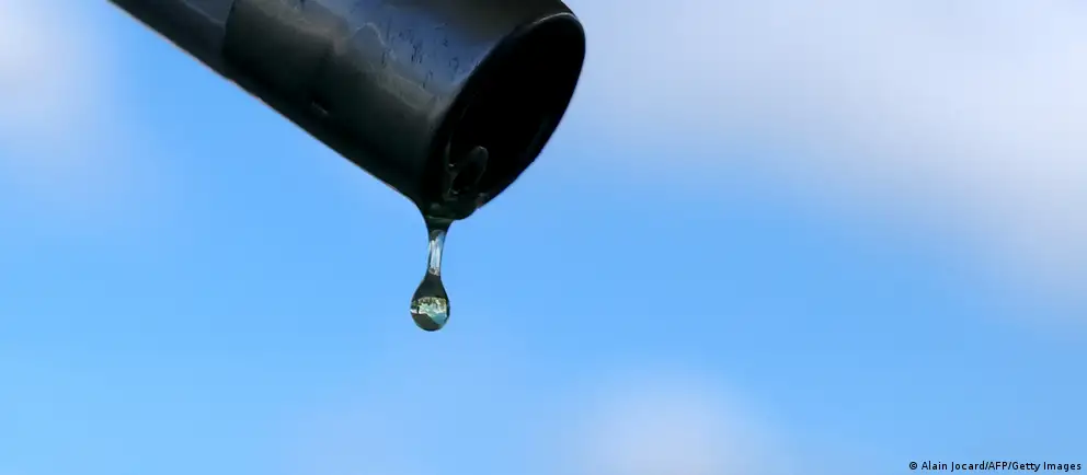 Удары беспилотников по нефтеперерабатывающим объектам и нарушенные логистические цепочки приводят к перебоям с бензином и дизелем в ряде регионов. Летний рост спроса может перерасти в масштабный топливный кризис.