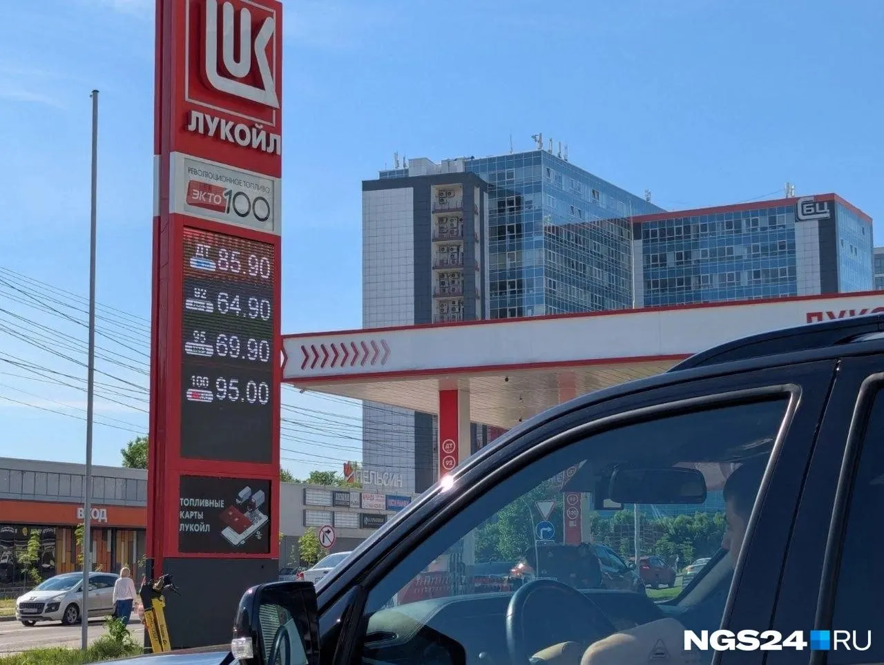 По данным Красноярскстата, за год средняя розничная цена на бензин в крае выросла на 13,69%. В мае месячный прирост составил 0,61%, тогда как инфляция в регионе в мае — 0,37%.