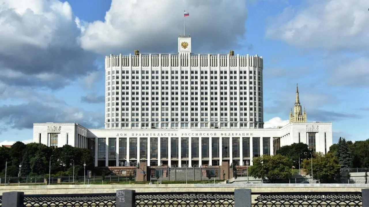 В Госдуму внесён проект о полной или частичной компенсации утильсбора семьям с тремя и более детьми. Власти обещают проверить источники финансирования и оценить нагрузку на бюджет.