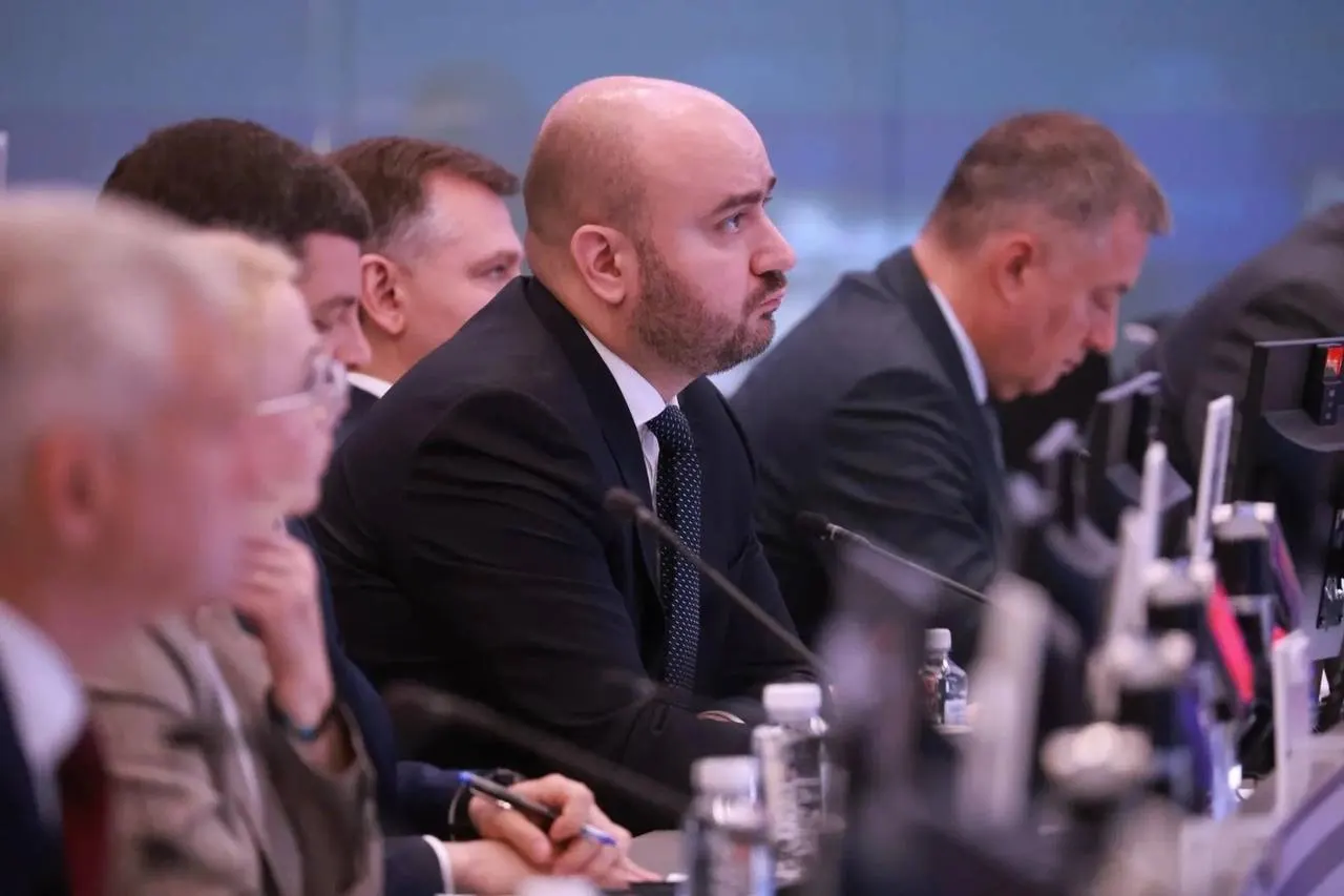 Во время рабочей поездки в Москву губернатор обсудил с вице‑премьером поставки бензина и дизеля, а также меры по удержанию рынка в стабильном состоянии.
