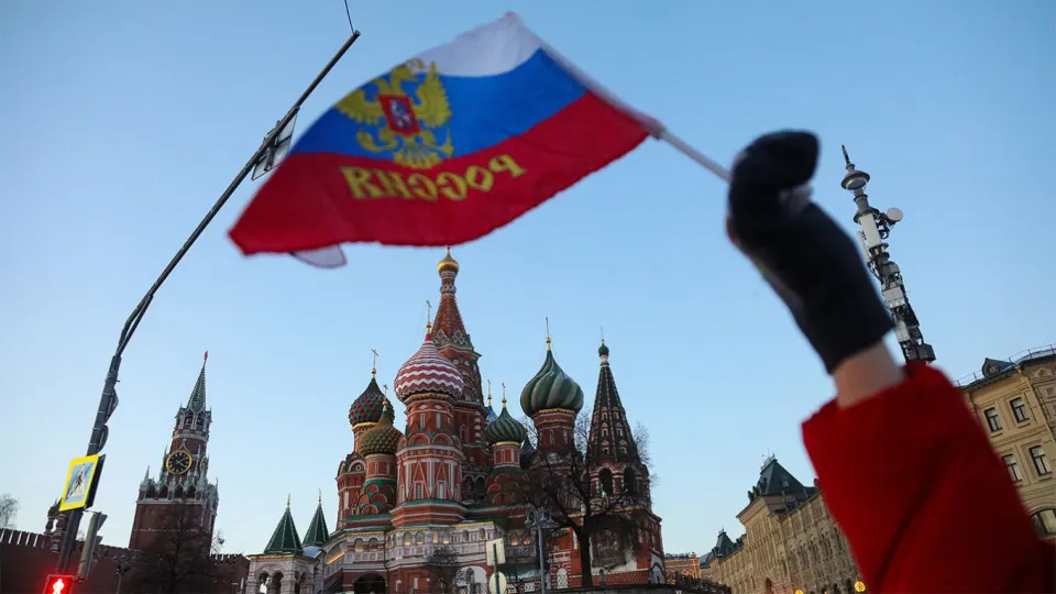 По опросу ФОМ по заказу Центробанка 60% россиян считают текущую обстановку неблагоприятной для инвестиций; лишь 19% видят её благоприятной. Большинство не имеют сбережений, а средняя доходность розничных инвесторов за 2023–2025 гг. была невысокой.