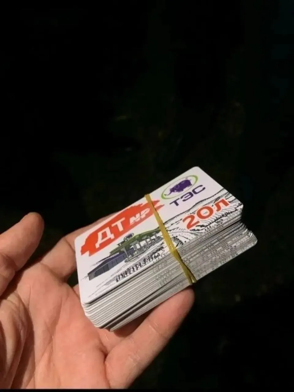 В Крыму задержали мужчину, который продавал талоны на бензин и дизель по завышенным ценам. При обыске изъяли топливные карты на 4 260 литров, наличные — 191 800 ₽ и 3 132 $; ему грозит уголовная ответственность.