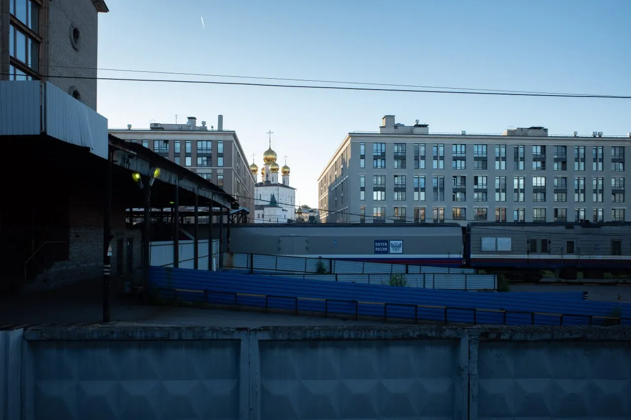 Краткий обзор важных событий Петербурга: ограничение продажи бензина, решение суда о статусе организации, юбилей Ахматовой, новое приложение для чтения, обновлённый мемориал и спасённые нерпы.