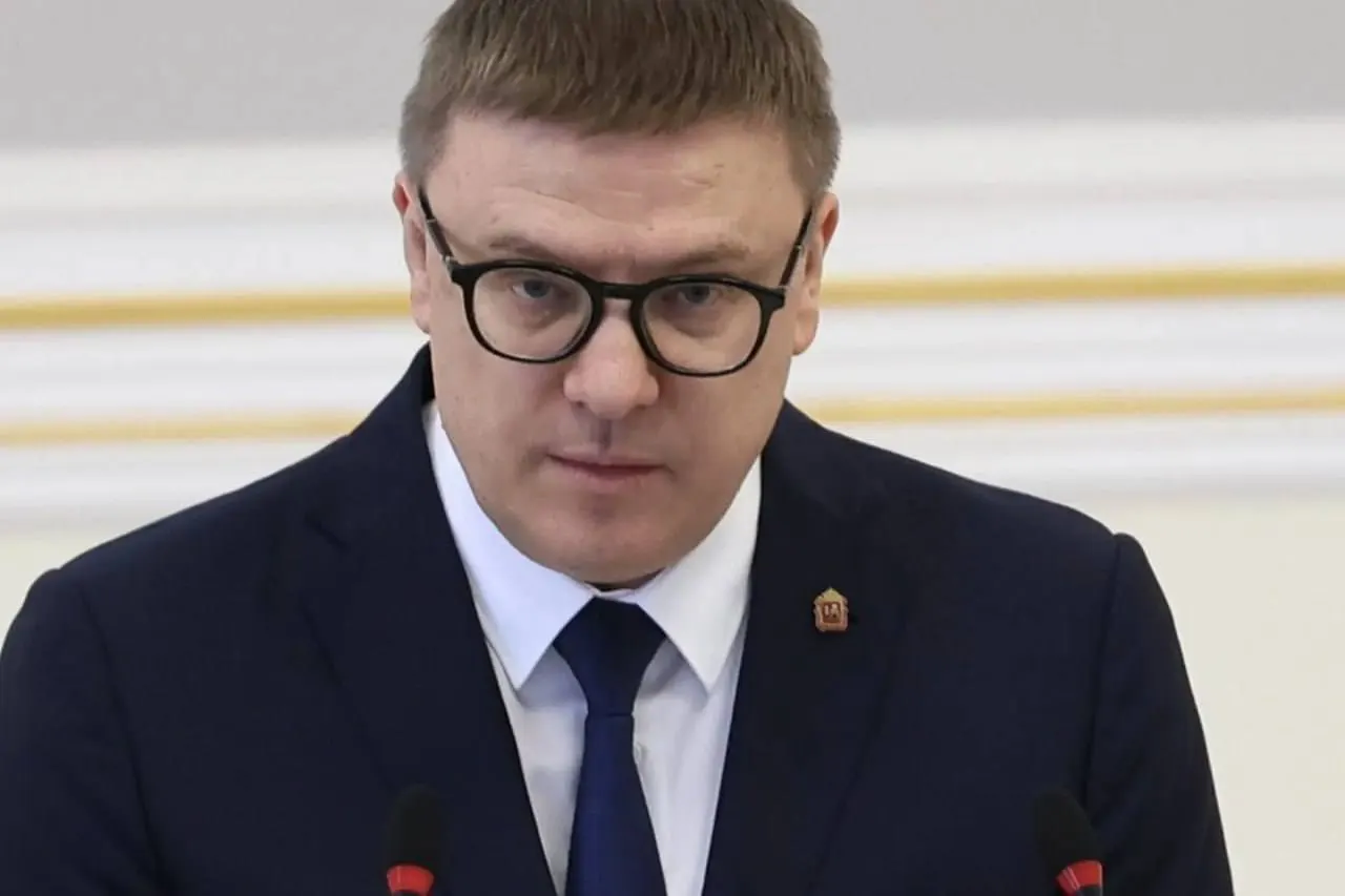 Губернатор Алексей Текслер поручил муниципалитетам отслеживать ситуацию на топливном рынке после того, как независимые АЗС начали повышать цены сильнее сетевых заправок крупных нефтяных компаний.