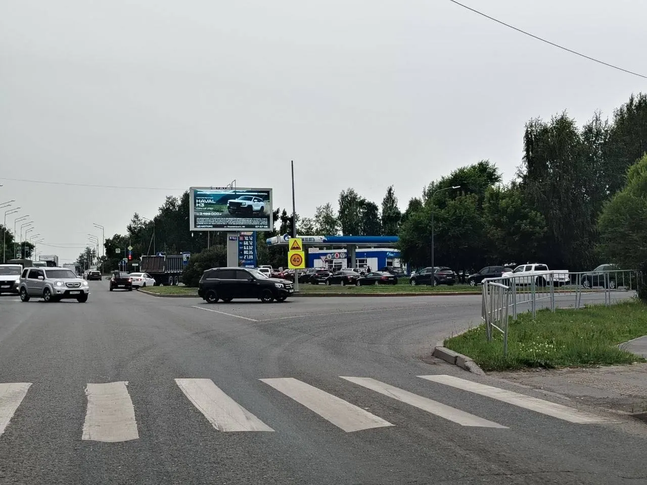 Жители города сообщают о скоплении автомобилей на АЗС после снижения цен на некоторых станциях и введения ограничений на продажу топлива.