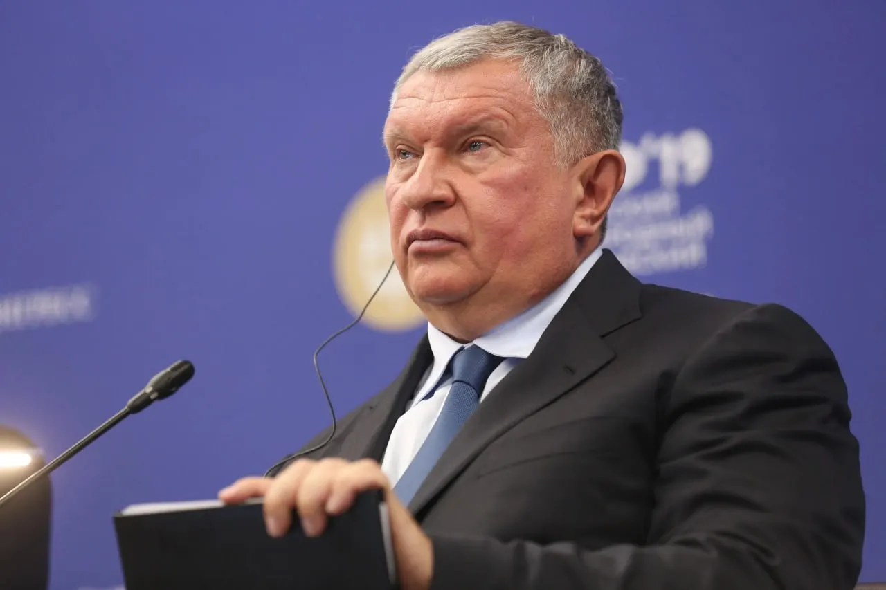 Глава нефтяной компании направил президенту пакет инициатив — от временной приостановки обязательных биржевых продаж до ограничения экспорта сырья и механизма поддержки импорта топлива; поручение о рассмотрении получил вице‑премьер Александр Новак.