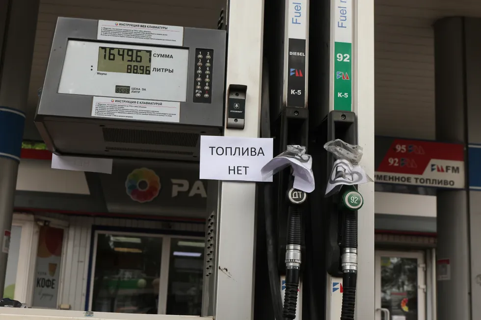 Анализ статистики поисковых запросов показывает резкий рост интереса к теме бензина в июне 2026 года: наибольшая активность в Центральном, Приволжском и Южном федеральных округах; всплески во многих регионах могут отражать как реальные перебои, так и тревогу населения.