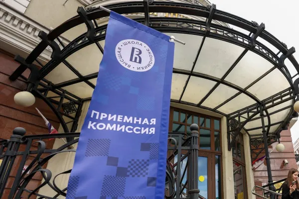 В 2026 году средняя цена платного обучения в российских вузах увеличилась на 10,7%. В отдельных учебных заведениях рост достиг 20–30%. Университеты объясняют подорожание сокращением платных мест и ростом расходов на зарплаты и инфраструктуру.