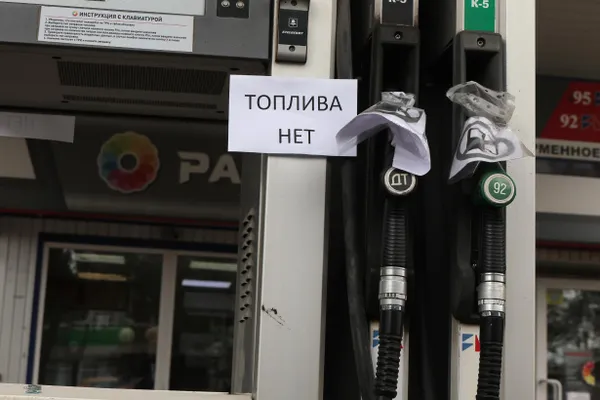 Логистические компании и водители сообщают о росте ставок из‑за удорожания топлива и перебоев с его поставками: часть маршрутов уже подорожала в среднем на 5–10% и больше.