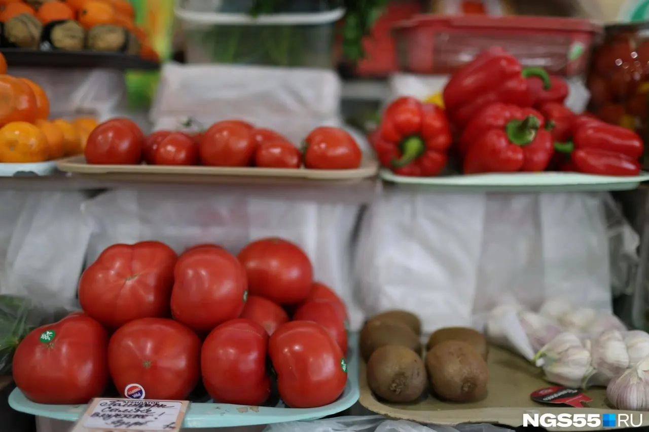 Потребительские цены в Приморском крае за месяц увеличились на 0,5%. При этом продукты в целом подешевели на 0,2%, а овощи стали доступнее на 5% благодаря росту местного предложения. Одновременно поднимаются цены на виноград, бензин, школьные товары и бытовую химию.