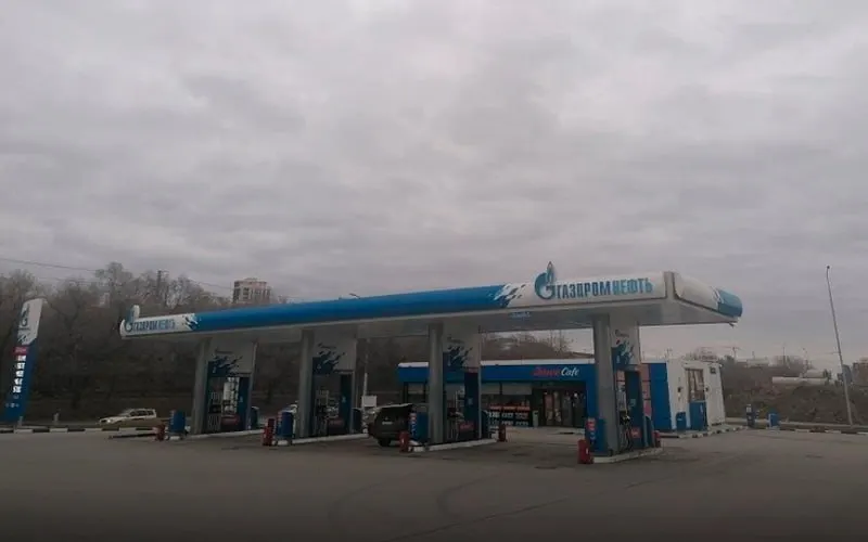 На заправках сети «Газпромнефть» в Новосибирске отменили постоплату: теперь топливо нужно оплатить заранее, а терминалы самообслуживания продают не более 40 литров за одну транзакцию (около 2 670 ₽).