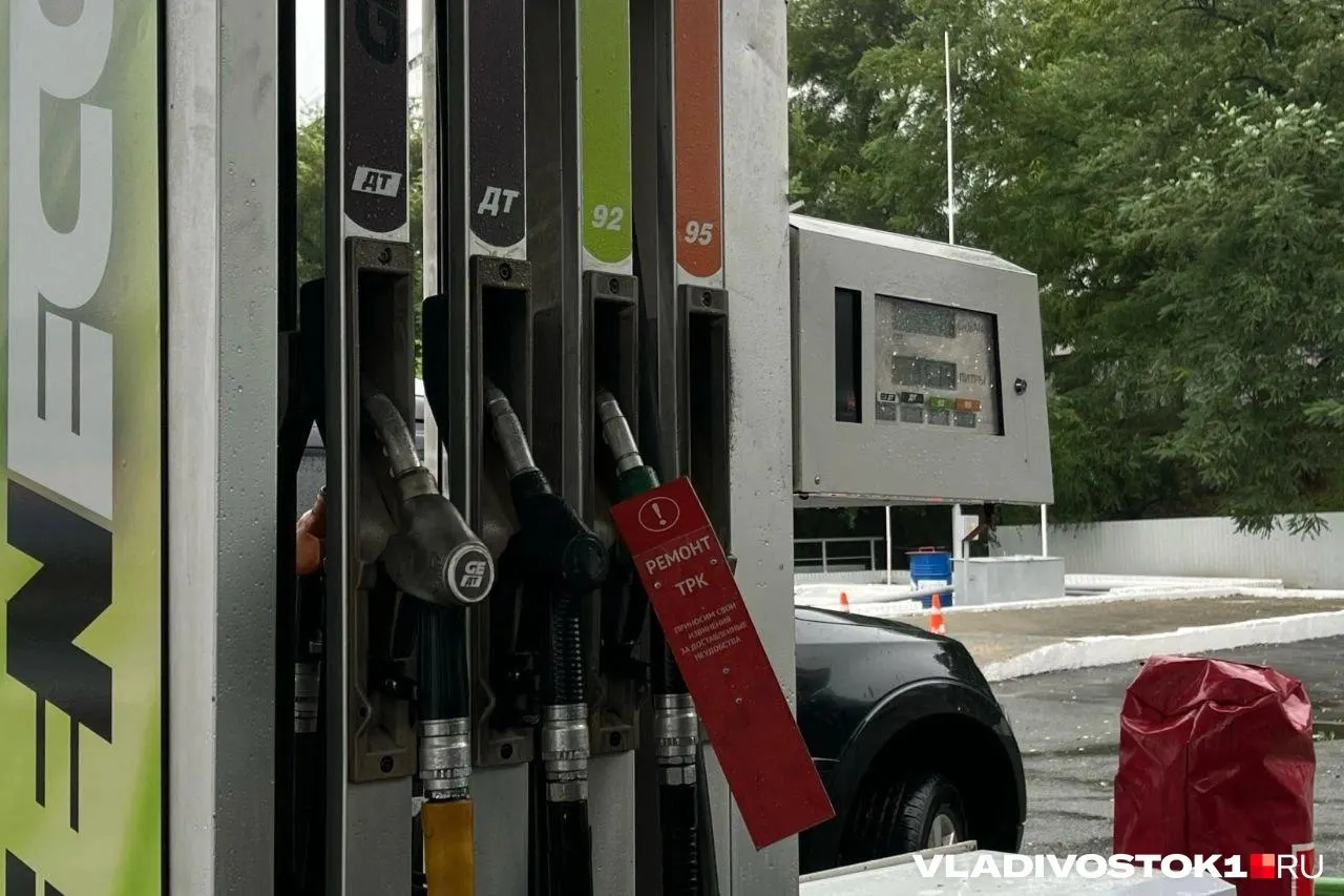 За последние семь дней на большинстве автозаправок города снова зафиксировали рост цен на АИ‑95: у некоторых операторов прибавка составила 2–3 рубля, максимальные значения приближаются к 89 рублям за литр.