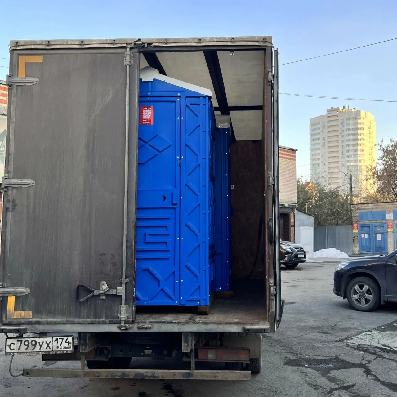Из‑за дефицита бензина в Иркутске на заправках образовались многокилометровые очереди; власти устанавливают биотуалеты и вводят ограничения продажи топлива.
