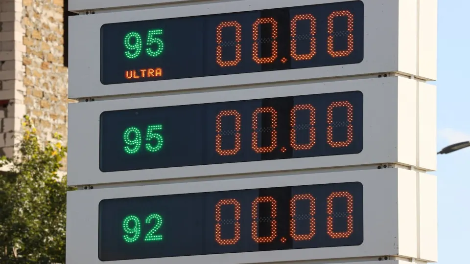 Дефицит бензина дошёл до&nbsp;Петербурга: ограничения на&nbsp;продажу и&nbsp;рост цен&nbsp;из‑за&nbsp;атак на&nbsp;НПЗ
