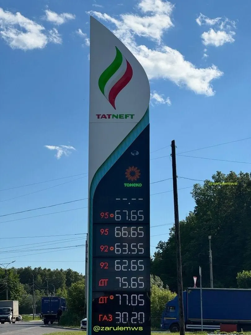 На некоторых заправках в республике водителям разрешают заливать не более 20 литров бензина; в фирменном приложении отключена онлайн‑оплата. Местные связывают ограничения с риском перебоев после ударов по НПЗ.