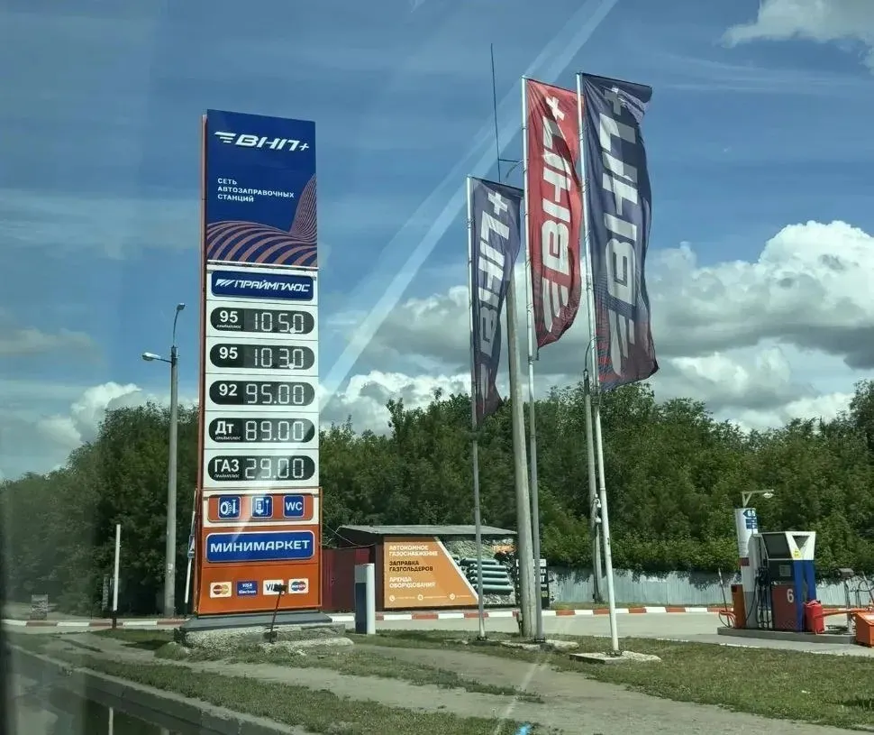 На автозаправке в районе Сухой Самарки 95-й бензин продают по 105 рублей за литр — новый максимум в регионе.