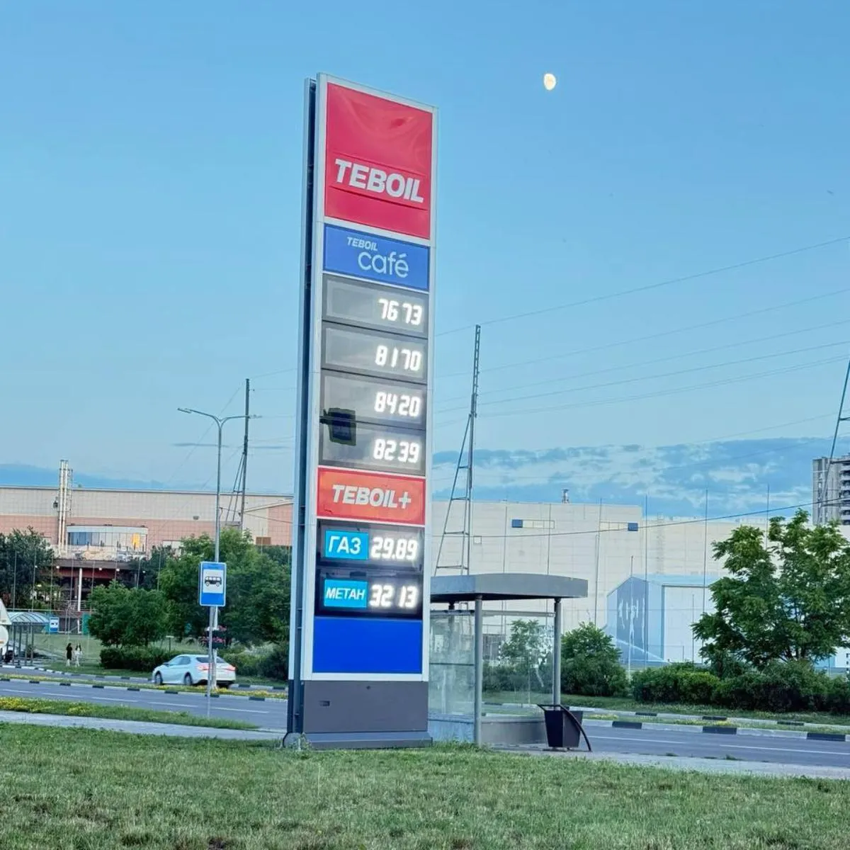 Из‑за перебоев с поставками и роста цен на фоне ударов беспилотников по НПЗ на отдельных заправках региона иссякли марки АИ‑95 и АИ‑92, водители выстраиваются в очереди.