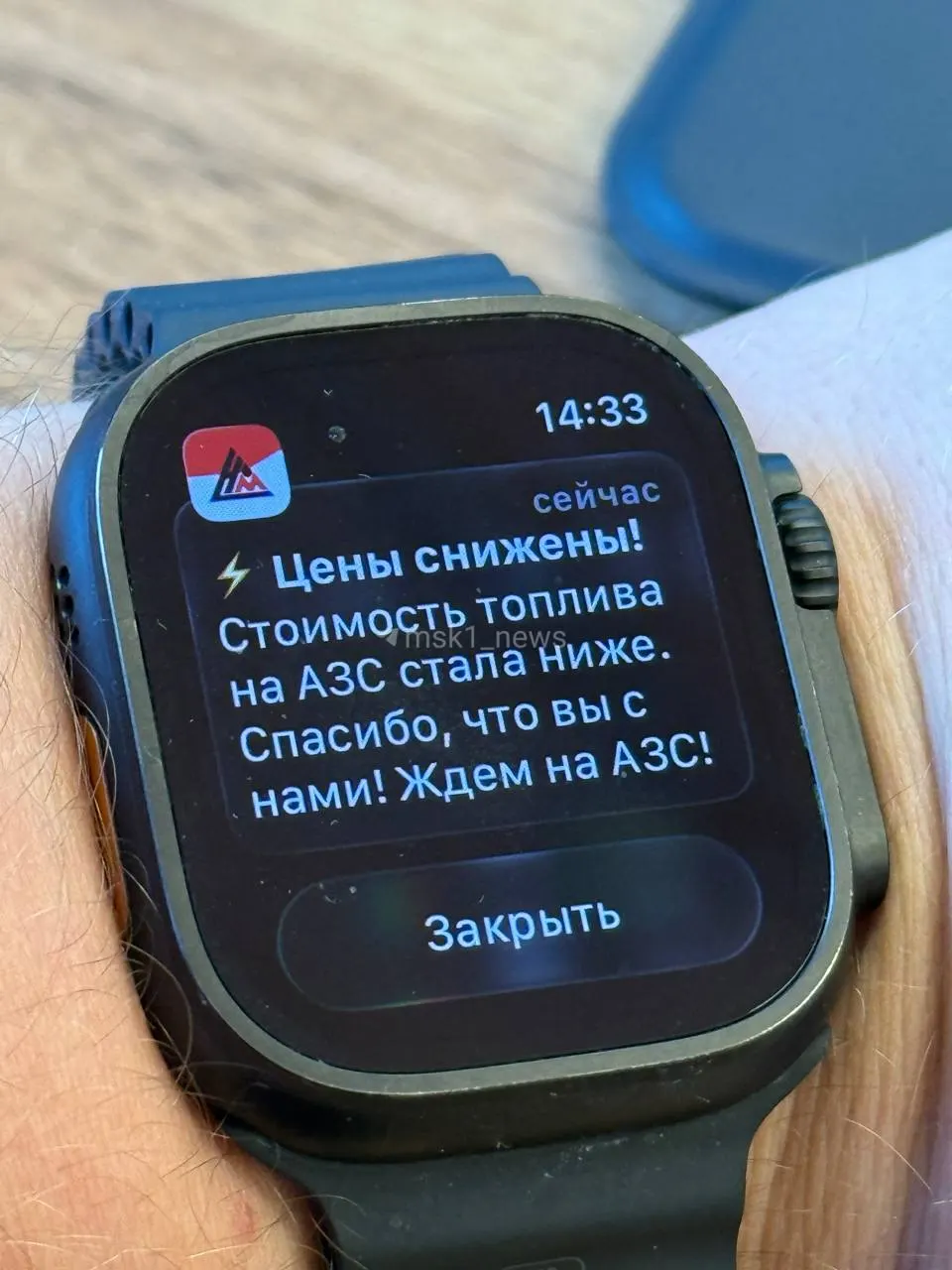 Сеть АЗС объявила о снижении цен: 95‑й бензин подешевел на 6,7 руб. до 79,99 руб., дизель — на 11,1 руб. до 84,99 руб., 100‑й — до 99,99 руб. Также действует акция с бесплатными наушниками для клиентов.