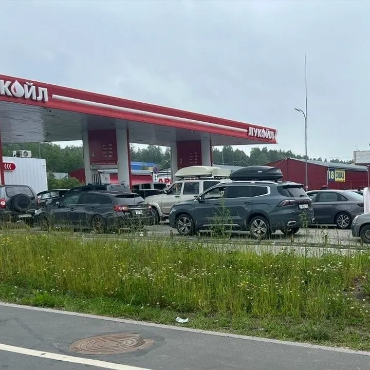 Из‑за ажиотажа на заправках в городе позавчера вечером на ряде АЗС закончился 95‑й бензин; утром его частично восстановили, но на трассе в сторону Мурманска топливо почти отсутствует, а 92‑й продают с ограничением — по 20 литров.