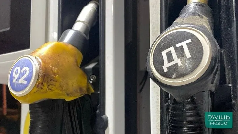 По итогам совещания с нефтяными компаниями и сетями ведомство отмечает рост спроса, но поставщики пока не фиксируют дефицита; обсуждаются меры по оперативному обеспечению рынка и мониторингу цен.