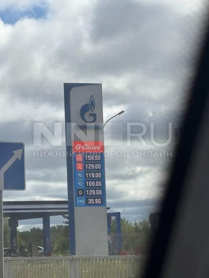 В ведомстве заявили, что спрос на бензин в регионе увеличился примерно на 150%, а сбои в логистике привели к временным перебоям на отдельных АЗС. Крупные сети работают в штатном режиме, а рост цен на франшизных заправках проверяют УФАС и прокуратура.
