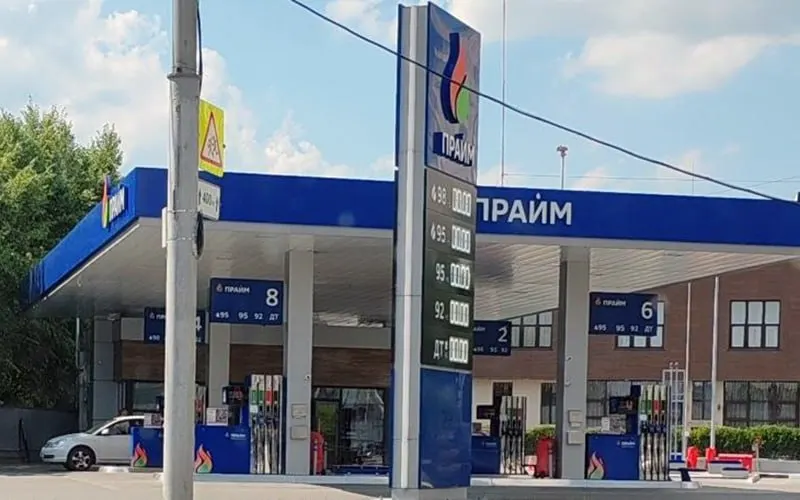 На ряде АЗС в Новосибирской области и других регионах закончились марки АИ-92 и АИ-95, введены лимиты отпуска топлива; власти и компании объясняют ситуацию разными причинами, в том числе ограничениями и ударами по НПЗ.