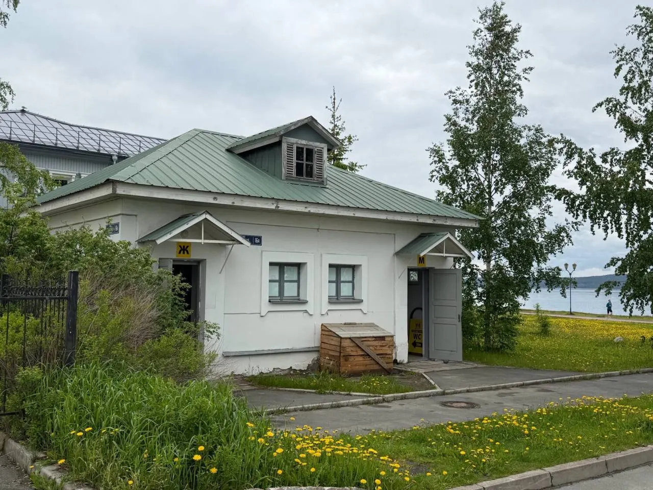 В нескольких городах вводят плату до 50 рублей за посещение уличных туалетов — власти рассчитывают на сезонную выручку, но возникают вопросы доступности и льгот для уязвимых групп.