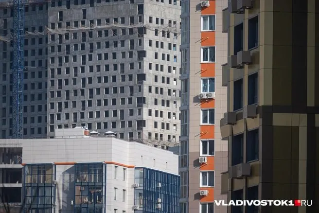 В мае средняя цена на первичном рынке Владивостока снизилась на 0,5% до 203 000 ₽ за кв. м, но город по‑прежнему самый дорогой в ДФО и входит в топ‑10 российских городов по стоимости новостроек.