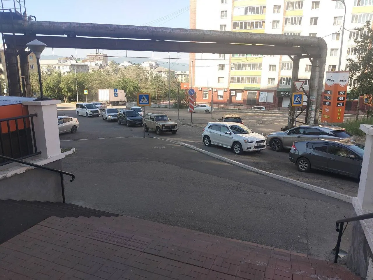 Водители выстраиваются в длинные очереди: топливо доступно преимущественно в крупных федеральных сетях по стабильной цене и с ограничением продажи, тогда как независимые АЗС либо повышают стоимость, либо остаются без бензина.
