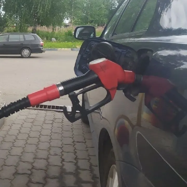 В республике фиксируют лимиты на продажу топлива — теперь ограничения появляются и в сетевых (федеральных) автозаправках; власти созывают оперативный штаб.