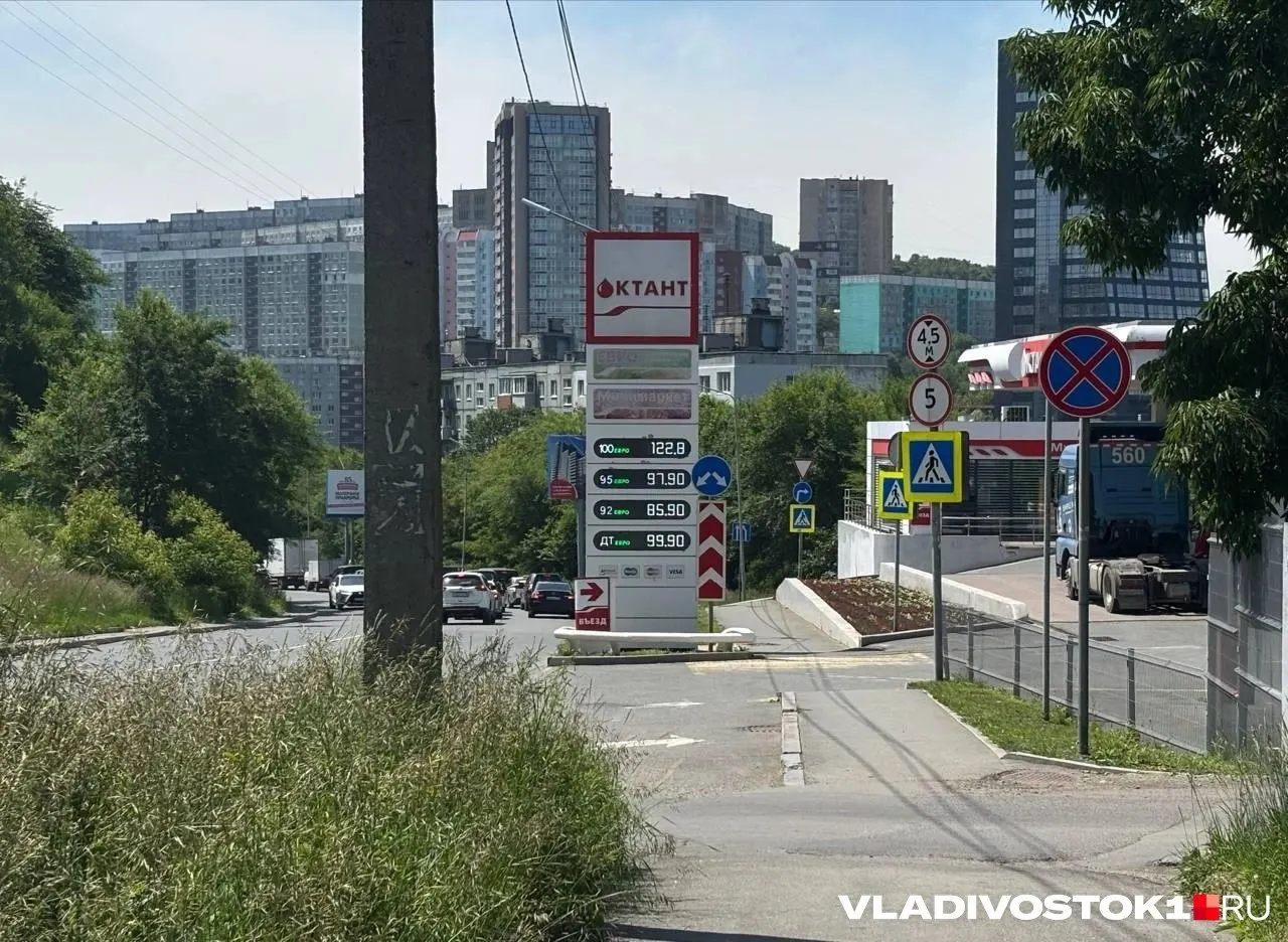На АЗС сети «Октант» все виды топлива подорожали: АИ‑95 прибавил 4 рубля, дизель приблизился к 100 рублям.