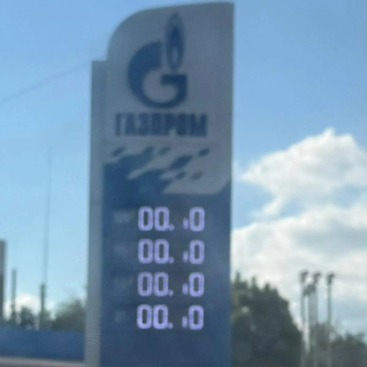 В регионе фиксируют дефицит и рост цен на топливо: часть заправок ограничила продажи, на некоторых АЗС закончился 95‑й и 92‑й бензин, а на табло отображаются нулевые цены.