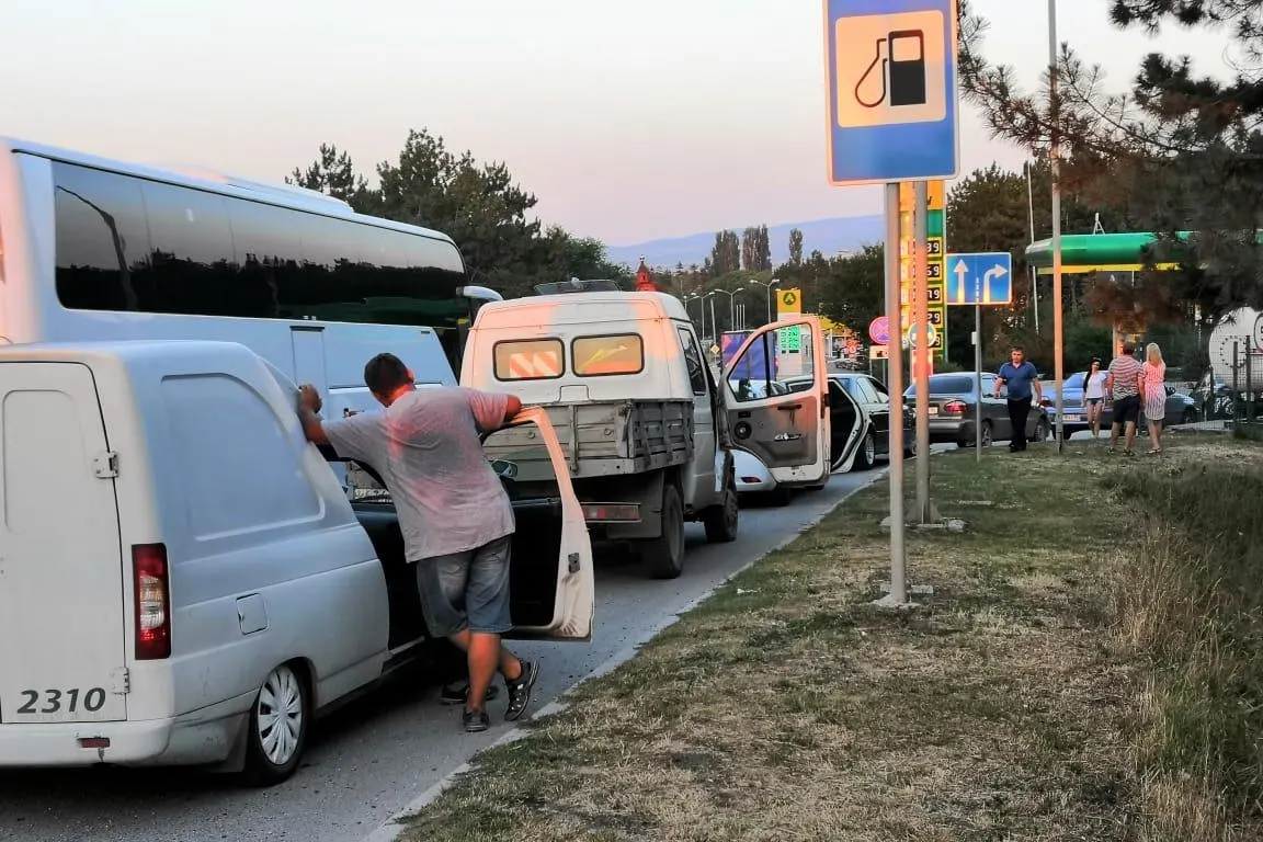 После введения ограничений на продажу бензина на полуострове возник дефицит: перекупщики продают АИ‑92 и АИ‑95 по цене до 250 рублей за литр, тогда как несколько дней назад литр стоил около 75–82 рублей.