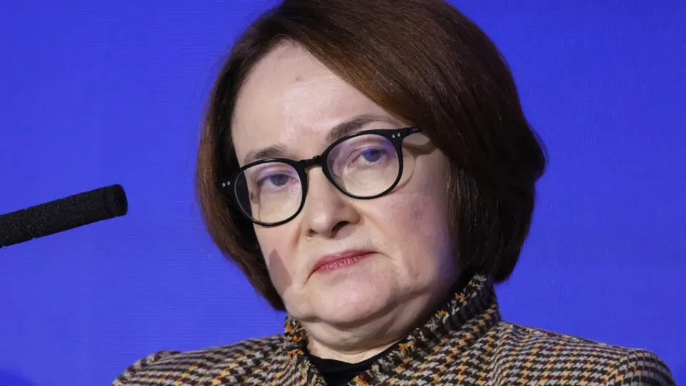 Резкий рост цен на бензин и существенное падение выпуска нефтепродуктов усиливают инфляционное давление. Из‑за этого ожидаемое снижение ключевой ставки может быть отложено или стать менее значительным.