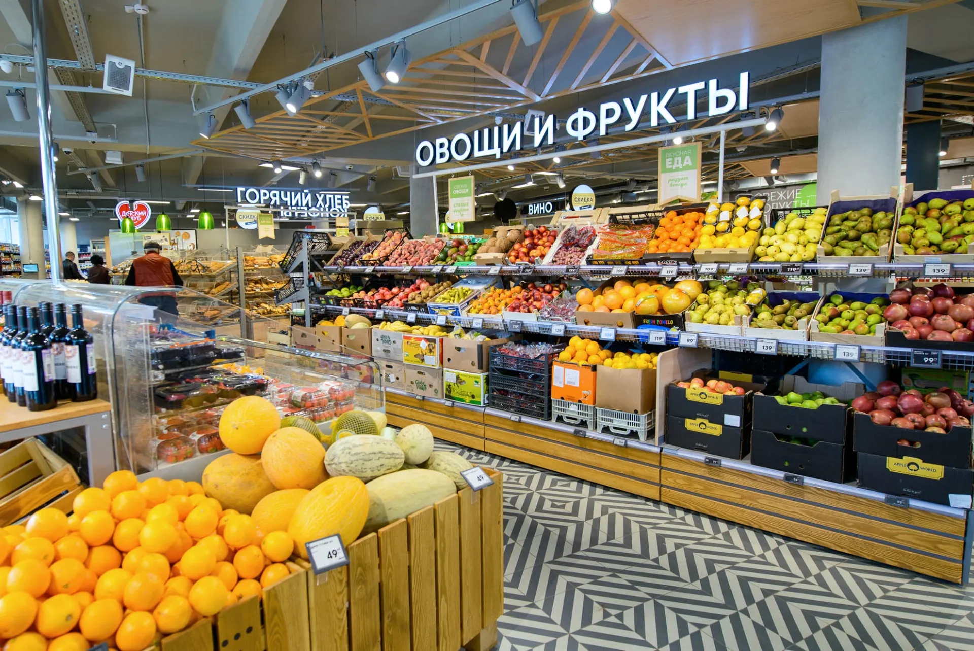 По данным Росстата, доля расходов на продукты у семей с тремя и более детьми достигла максимума за 15 лет; рост цен и повышение НДС вынудили семьи экономить на образовании и развлечениях.