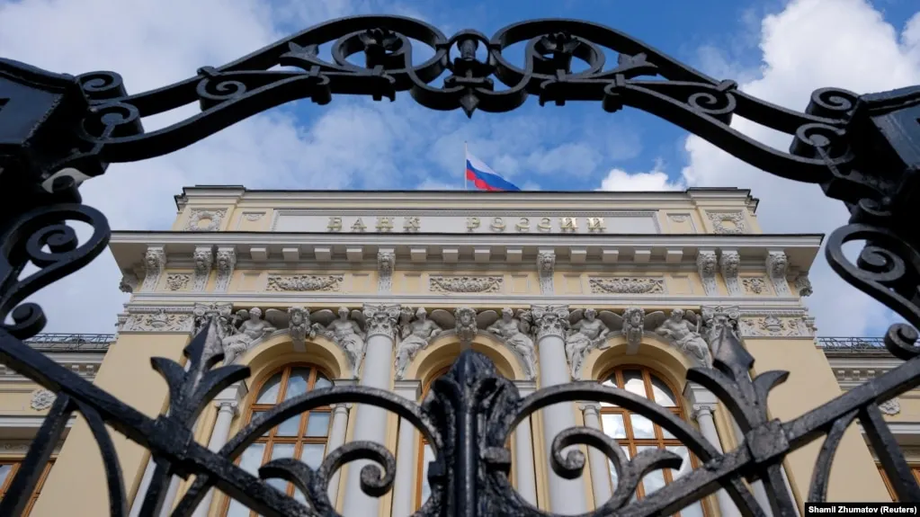 Банк России пересмотрел среднесрочный прогноз: ожидаемый рост экономики на 2026 год сокращён до 0–1%, прогноз инфляции повышен до 6–7%. Также обновлены оценки по бюджету, средним ценам на нефть и внешнеторговому балансу.