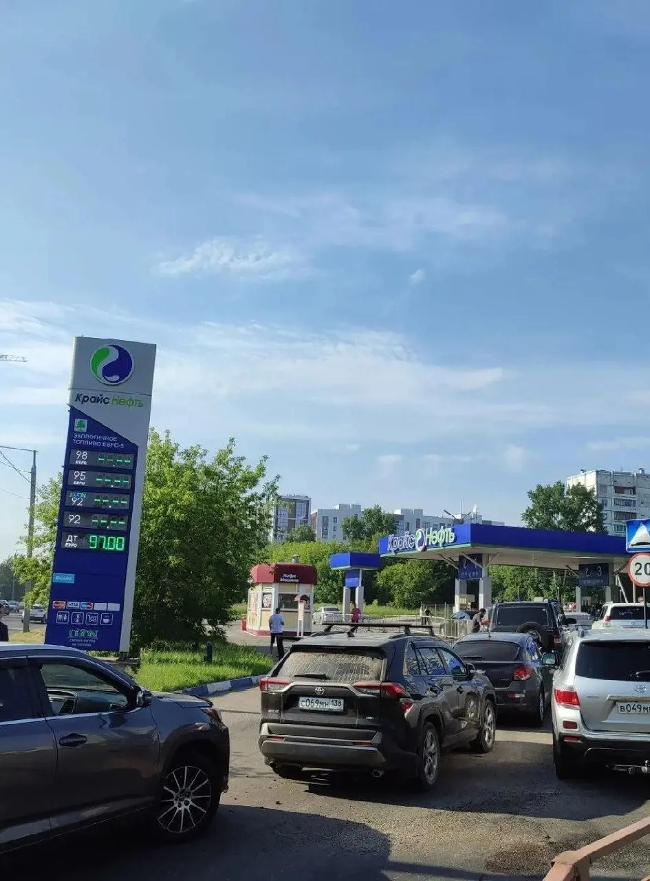 На нескольких заправках сети образовались очереди: водители ждут появления бензина. По словам операторов, розничная продажа физлицам стартует утром — станции будут работать в течение дня по мере наличия топлива.