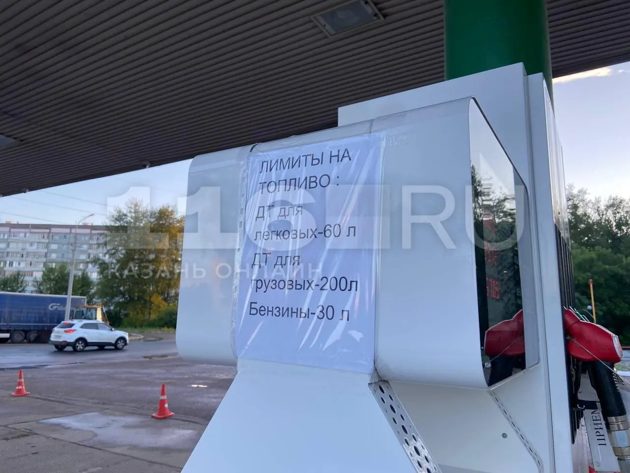 На ряде автозаправок компании ограничили объёмы отпуска бензина и дизеля: какие нормы ввели и как это отражается на очередях у АЗС.