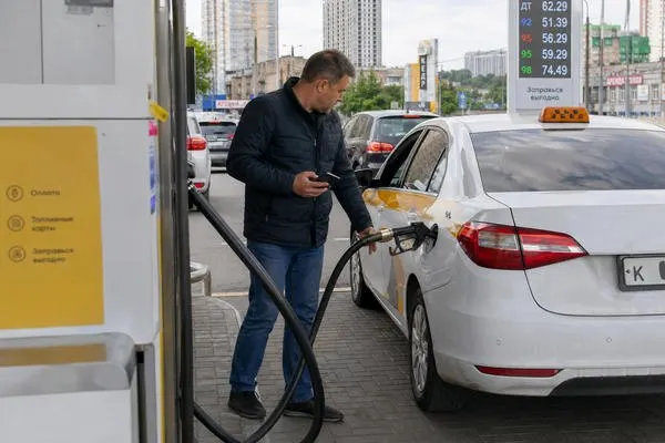 Водители такси стали реже брать заказы на большие расстояния: жители отдалённых районов не всегда могут уехать в Екатеринбург, агрегаторы иногда не находят машины. Операторы связывают это с задержками на заправках и логистическими сложностями.