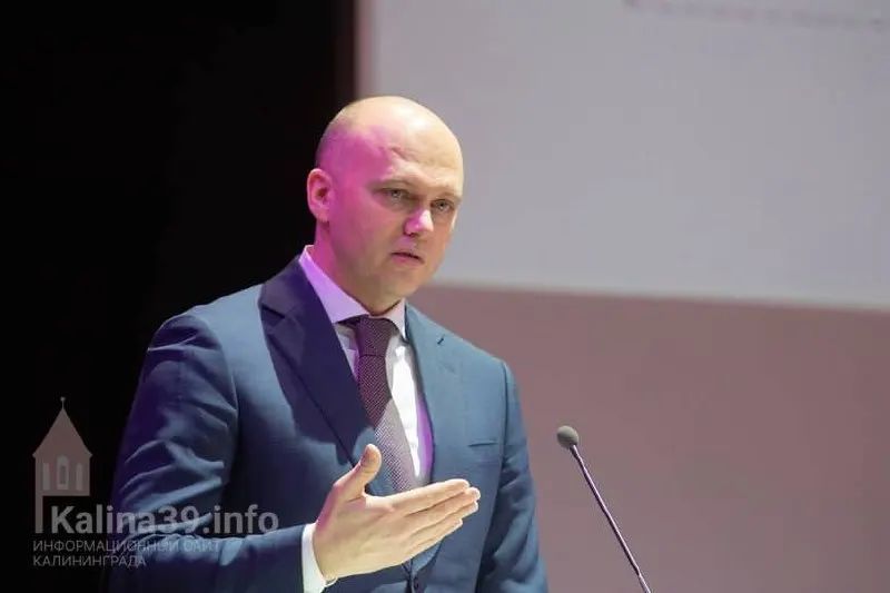 Глава региона заявил, что средняя зарплата в области составляет около 80 тысяч рублей. По итогам 2025 года регион занял 41-е место по уровню среднемесячных доходов и 12-е — по темпам их роста. Власти объясняют высокие цены логистикой и программой сдерживания стоимости важнейших товаров, однако жители жалуются на несоответствие «синих ценников».