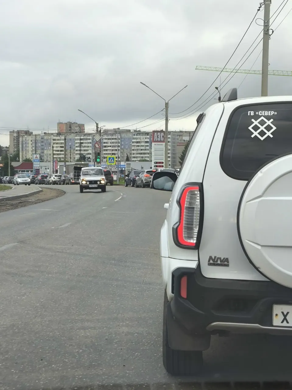 В магазине «Метро» продают АИ‑92 по 73 рубля; АИ‑95 в наличии отсутствует. Очередь небольшая — до Дымки.