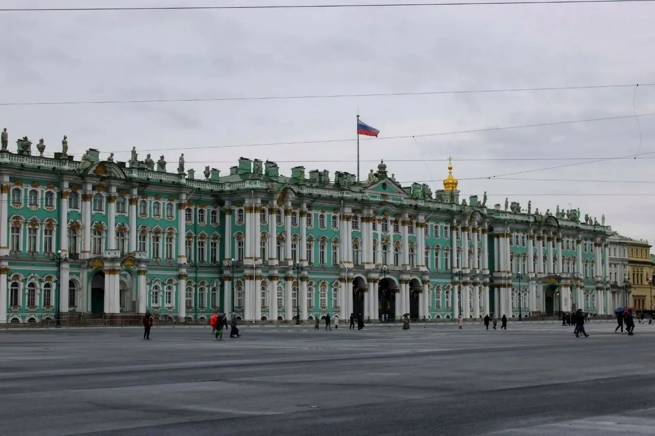 С 14 июля стоимость посещения музея будет зависеть от времени сеанса: дневной билет — 1200 ₽, вечерние — от 500 до 700 ₽. Льготные билеты остаются без изменений.
