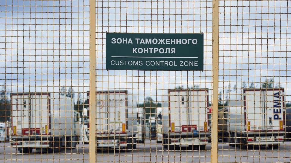 Власти ужесточают требования к документам на товары в онлайн-ритейле: продавцов обяжут указывать данные из официальных реестров. Продавцы массово ищут способы обойти проверки — от использования чужих сертификатов до переклассификации товаров — что может привести к росту цен.