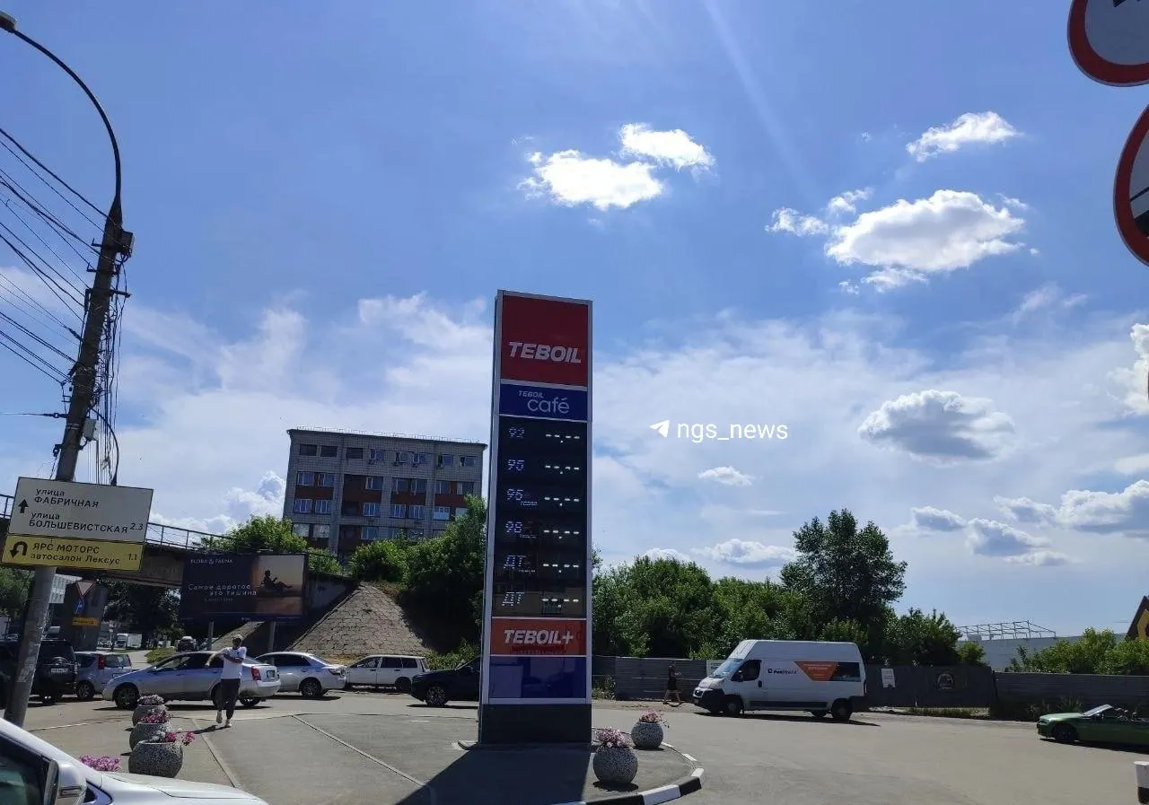 На ряде заправок в Новосибирске заметны перебои с бензином: на одной станции небольшие остатки и цены 75,7/80,1 руб./л, на другой — топлива нет, ещё одна закрыта.